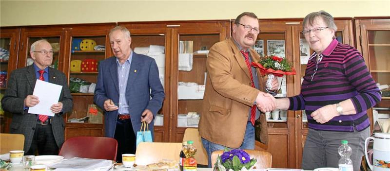 Erich Sauermann verabschiedete Gudrun Hillebrecht nach 27 Jahren Vorstandsarbeit.  Foto: Hohaus