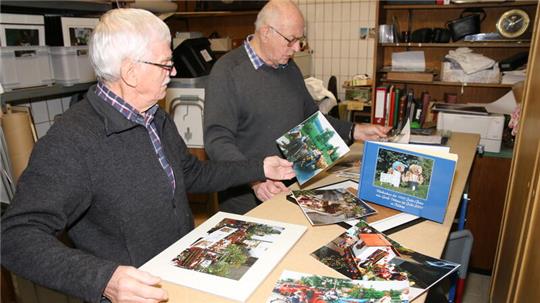 Erich Siemens und Wolfgang Fricke bereiten die Fotoausstellung vor.