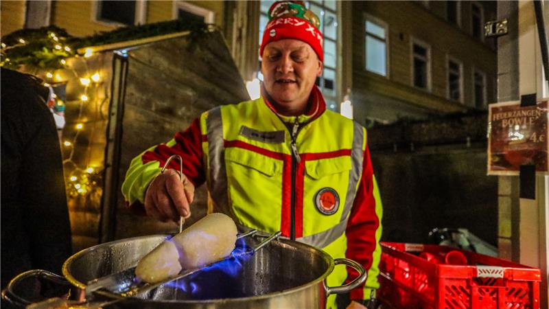 Warum der Adventsmarkt auf dem TU-Gelände so gut ankommt Erik Hippauf von der Suchhundestaffel bereitet eine Feuerzangenbowle vor.