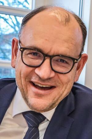 Kommunalwahlen: Sieben Bewerber für den Chefsessel im Kreishaus Ein Mann lächelt in die Kamera.