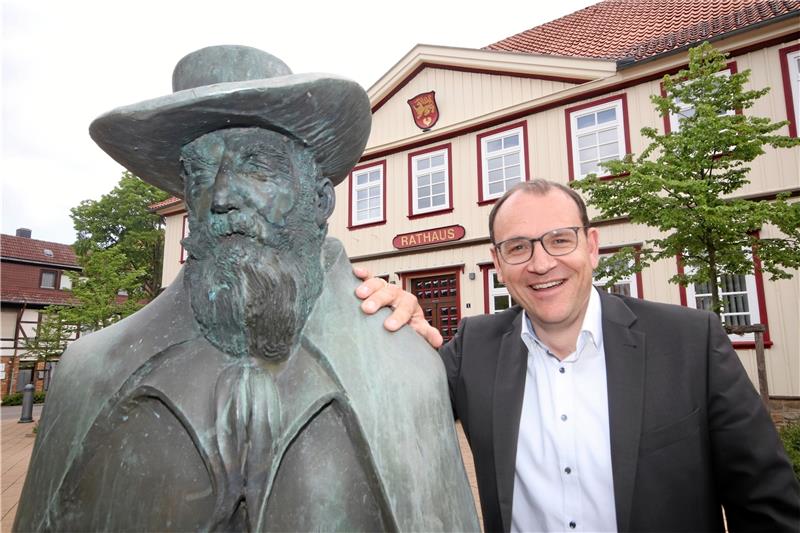 Erik Homann am Wilhelm-Busch-Denkmal vor dem Seesener Rathaus. Im Sitz der Stadtverwaltung möchte der CDU-Kandidat auch in den kommenden sieben Jahren den Chefsessel besetzen.  Foto: Gereke