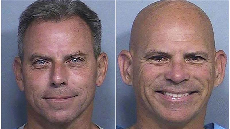 Erik Menendez (l) und sein Bruder Lyle Menendez wurden zu lebenslanger Haft verurteilt. (Archivbild)