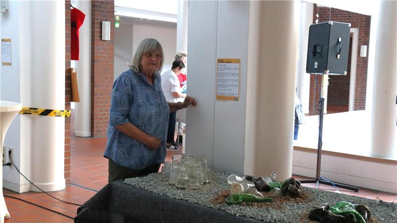 Goslarer Friedensbündnis erinnert an Hiroshima und Nagasaki Erika Hauff-Cramer steht vor ihrem Exponat „Verschlungene Stille“