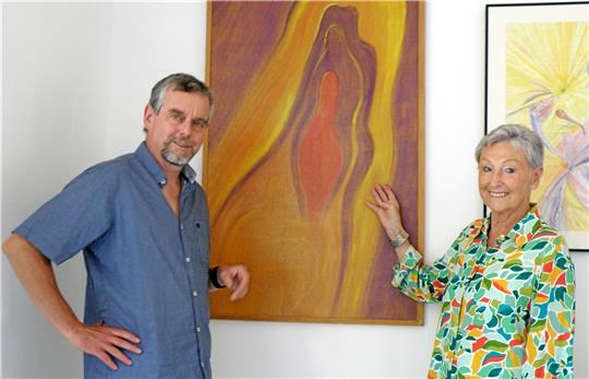 Erika König-Pahl aus Bad Harzburg und Thomas Velte aus Goslar stellen ihre Werke in der Lewer Däle aus und erklären bei der Vernissage ihre Art und Weise, Bilder zu erschaffen. Foto: Habel