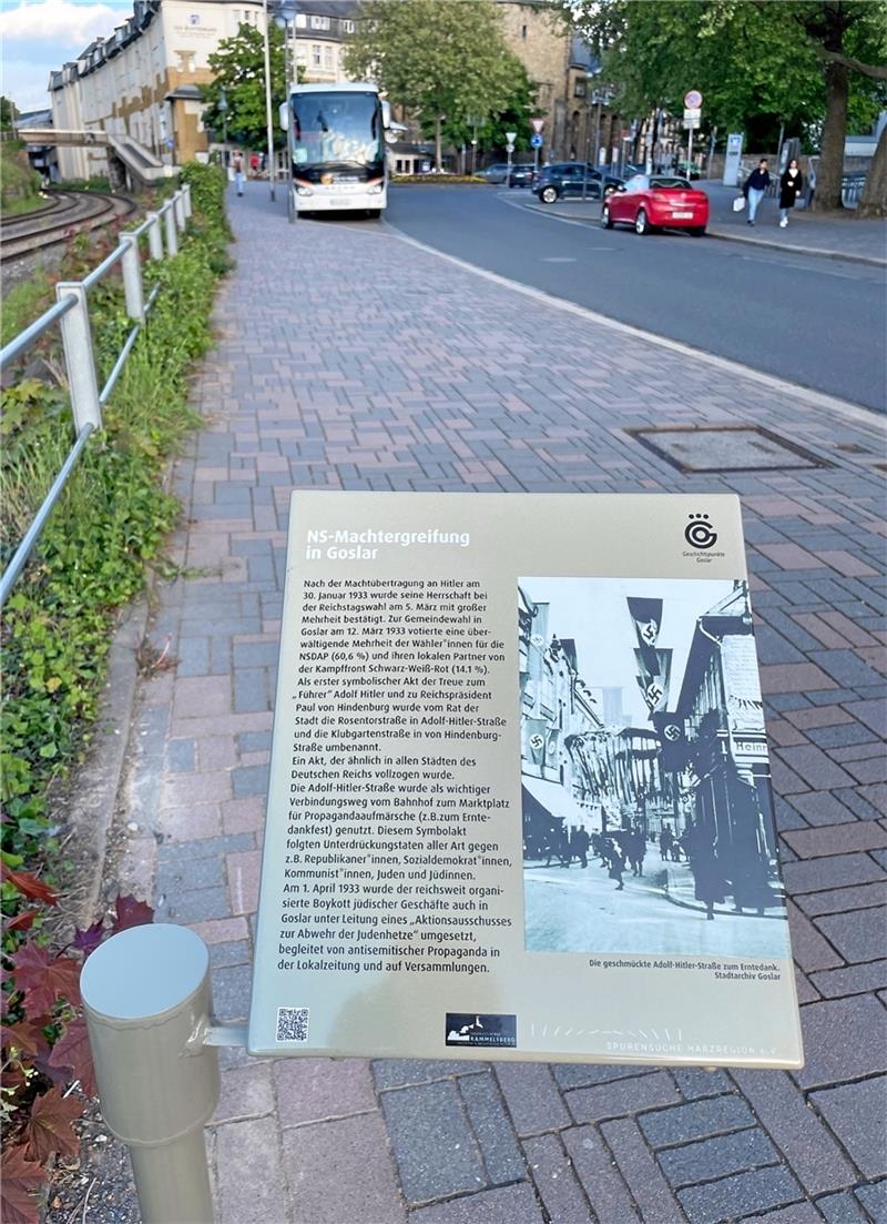 Erinnern mit Stelen: Die heutige Rosentorstraße heißt unter den Nazis Adolf-Hitler-Straße und ist ab 1933 ein wichtiger Verbindungs- und Aufmarschweg vom Bahnhof zum Marktplatz. Foto: Heine