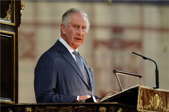 Erinnert mit einem Foto an seine verstorbene Mutter: König Charles.