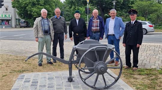 Erinnerung an Okers Geschichte: Dieter Sandte (von links), Jens Kloppenburg, Klaus Karre, Bernhard Sander, Torsten Röpke und Frank Wegener vor dem Schlackenkübel auf dem André-Mouton-Platz.
