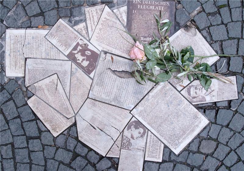 80. Todestag der Geschwister Scholl: „Es lebe die Freiheit” Erinnerung an Sophie und Hans Scholl: Flugblätter der «Weißen Rose» als Denkmal in den Boden eingelassen vor dem Eingang der Ludwig-Maximilians-Universität.