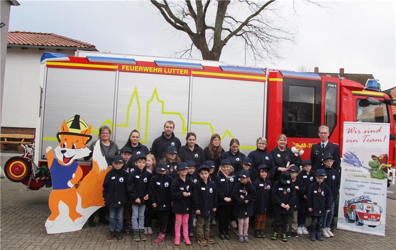 Erinnerung an die Gründung der Kinderfeuerwehr für das Gebiet der ehemaligen Samtgemeinde Lutter: Die Feuerfüchse stellen sich mit ihren Betreuern, Ortsbürgermeisterin Karin-Rösler-Brandt (li.) und Stadtbrandmeister Matthias Brunke (re.) zum Foto auf.