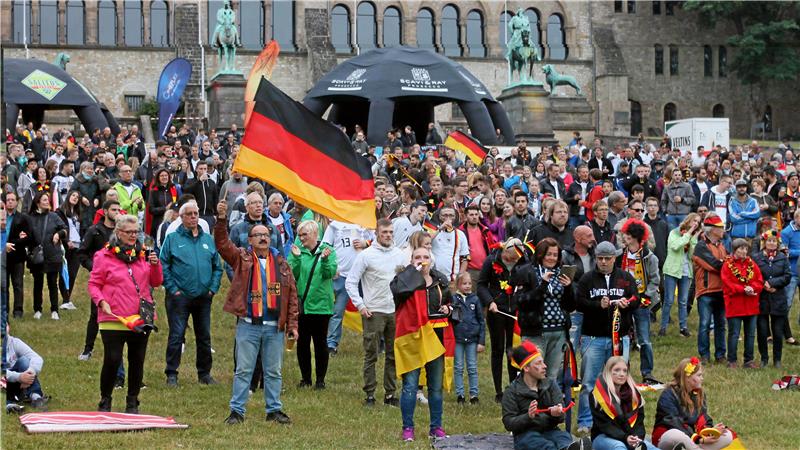 Das Foto zeigt Hunderte Fußballfans beim Public Viewing zur WM 2018 auf der Kaiserpfalzwiese in Goslar.