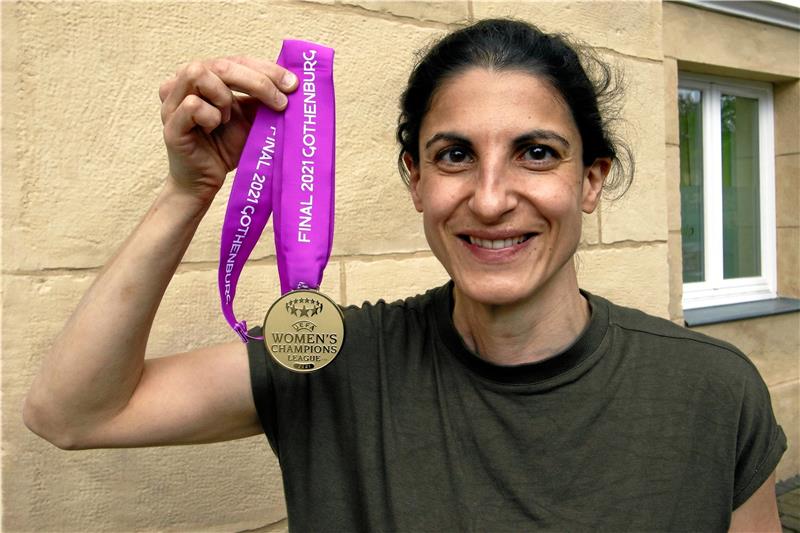 Erinnerung an einen großen Abend: Riem Hussein zeigt die Medaille, die die UEFA für die Schiedsrichter spendiert. Foto: Epping
