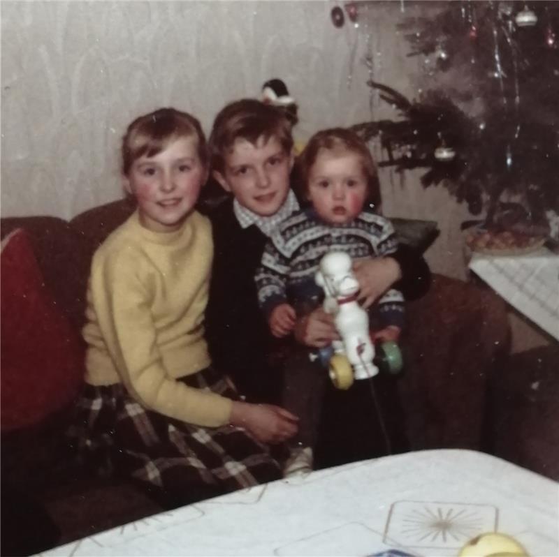 13. Dezember: Der Stern im Fenster von Frau Kalthammer Erinnerungen an Weihnachten vor rund 60 Jahren: Gudrun Langner mit ihren Brüdern Jürgen und Rainer (re.) in Hahausen. Foto: Privat