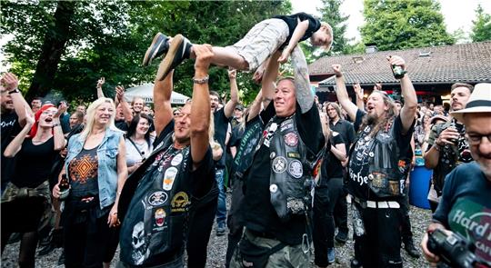 Erinnerungen an das 16. Pfauenteiche Rocken: Rund 800 Besucherinnen und Besucher feiern gemeinsam – unter anderem mit einem Bad in der Menge. Archivfoto: Schönfisch