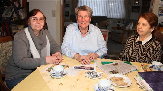 Erinnerungen bei Kaffee und Keksen: (v.l.) Christine Bockemüller, Giesela Werner und Barbara Bokemüller blicken auf die Veränderungen im Landfrauenverein.