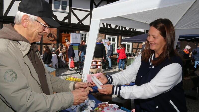 Lewe feiert Fest und bringt Vereine zusammen Erinnerungen beim Bummel über den Landmarkt. Obwohl Dietmar Dörge bereits seit vielen Jahren in Heimerode wohnt, fühlt er sich noch immer mit Lewe stark verbunden. Seine Großmutter lebte dort.