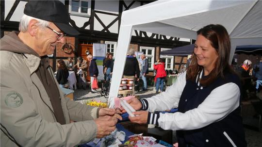 Erinnerungen beim Bummel über den Landmarkt. Obwohl Dietmar Dörge bereits seit vielen Jahren in Heimerode wohnt, fühlt er sich noch immer mit Lewe stark verbunden. Seine Großmutter lebte dort.