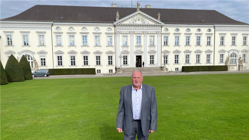 Erinnerungsfoto: Hans-Dieter Lambertz lässt sich vor dem Schloss Bellevue fotografieren.