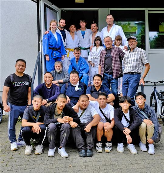 Erinnerungsfoto aus Goslar: Die japanischen Leistungsjudokas besuchen das Dojo der Judo-Karate-Club Sportschule in der Marienburger Straße. Foto: Privat