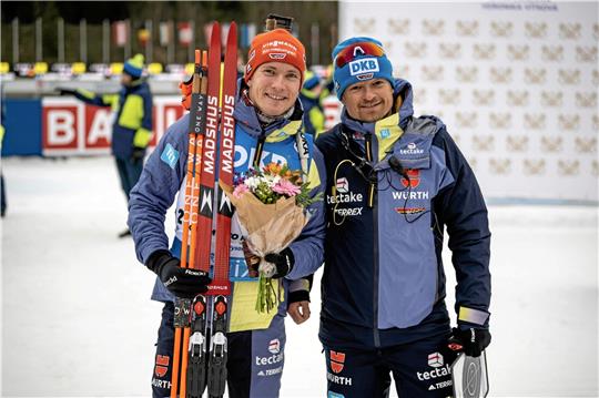 Erinnerungsfoto beim ersten Weltcup-Einsatz: Roman Böttcher (re.) strahlt mit Benedikt Doll nach dem Verfolger in Nove Mesto um die Wette. Foto: Kevin Voigt