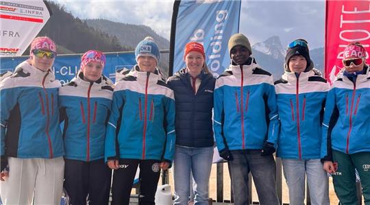 Erinnerungsfoto mit Olympiasiegerin: Das Schülerteam des Niedersächsischen Skiverbandes nimmt in Ruhpolding Denise Herrmann-Wick in die Mitte.