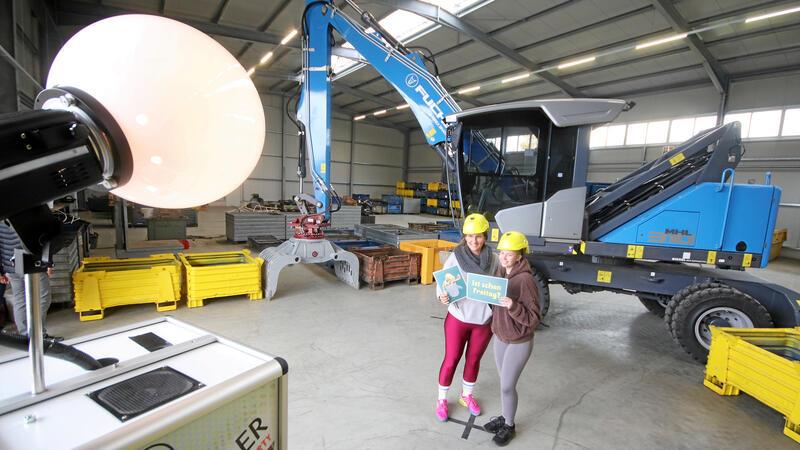 Erinnerungsfoto mit der Fotobox: Anita Böhme (l.) und Lara Ermrich aus Astfeld posieren mit Helm in einer der beiden neuen Hallen am Standort Innerstetal 11.