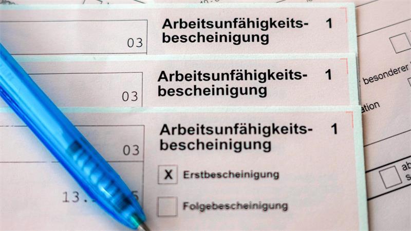 Kasse: Leichter Rückgang bei Krankheitsausfällen im Job Erkältungen und Grippe waren laut DAK-Auswertung zweithäufigste Ursache für Fehlzeiten. (Archivbild)