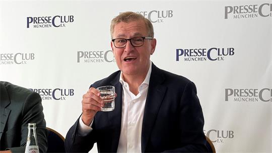 Erklärt Olise und Díaz für unverkäuflich: Bayern-Boss Dreesen.