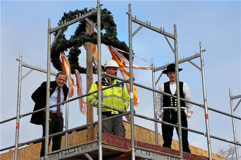 Richtfest für neuen Wirtschaftshof der Fontheim-Klinik Erklimmen zum Richtfest das Gerüst am Neubau in der Liebenburger Poststraße (v.li.): Bauherr Hans-Christian Fontheim, Klaus-Peter Wolf vom Bauunternehmen sowie Zimmermann Christian Hecker. Foto: Klinik Dr. Fontheim
