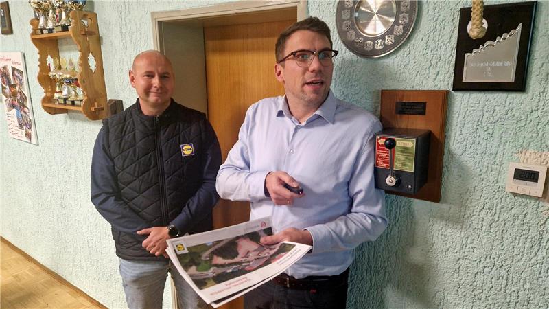 Lidl und Rossmann planen Doppelneubau: Das sind die Gründe Erläutern im Ausschuss die Umbaupläne (v.l.): Christopher Heinrigs (Lidl) und Benedikt Fleige (Rossmann).