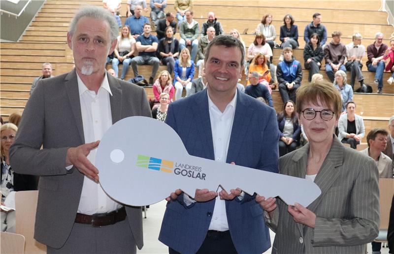 Vom Schüler zum Direktor: Ehrenberg leitet nun sein Abi-Gymnasium Erlebt ein Schulleiter selten bis nie: Martin Ehrenberg fürs CvD-Gymnasium und Ulrike Eilers für die Realschule Goldene Aue nehmen im vorigen Sommer aus der Hand von Landrat Dr. Alexander Saipa (SPD) den symbolischen Schlüssel für neue Schulzentrum entgegen.