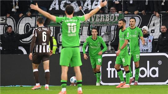 Erleichterung nach VAR-Entscheid: Mönchengladbacher jubeln nach dem 1:0 über die erste Führung der Saison.  