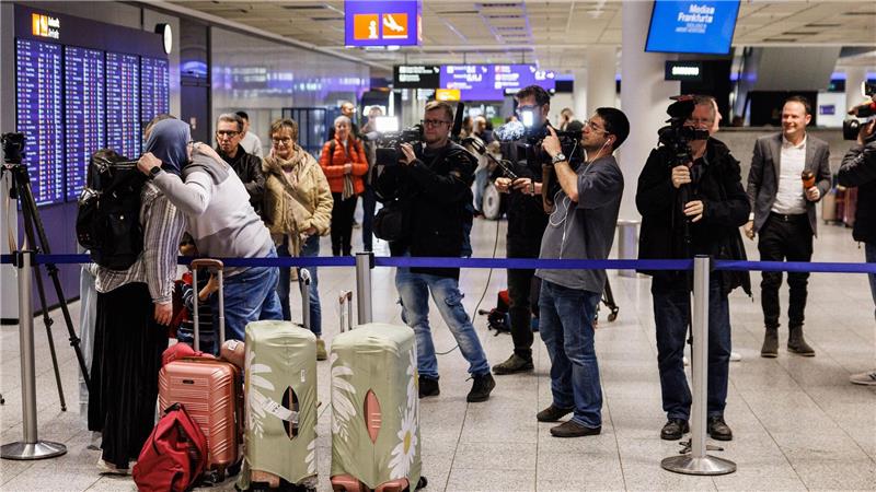 Erleichterung und Umarmungen am Flughafen Frankfurt.