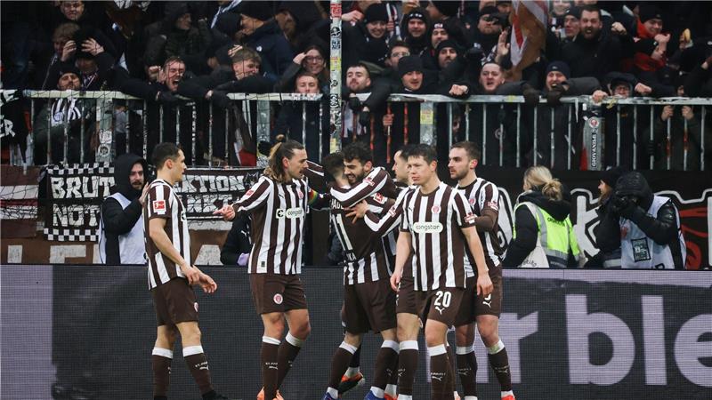 Erlösend: St. Paulis Spieler feiern das 2:0 gegen den VfB.