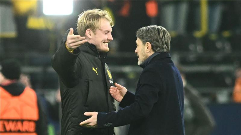 Erlösung nach drei sieglosen Dortmunder Spielen am Stück: BVB-Trainer Niko Kovac (r) umarmt Julian Brandt.