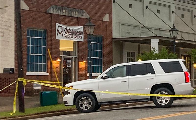 Schüsse bei Geburtstagsparty in USA - Mindestens vier Tote Ermittler arbeiten an dem Tatort in der Innenstadt von Dadeville.