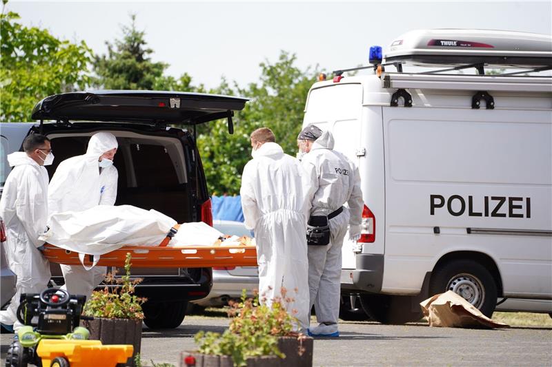 Mutmaßlicher Axtmörder von Kalletal festgenommen Ermittler der Polizei arbeiten am Tatort (Juni).