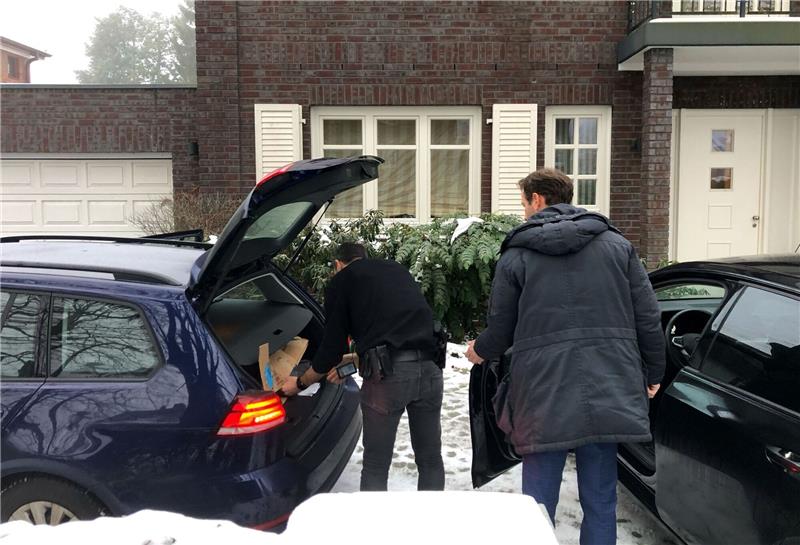 Ermittler der Polizei vor dem Wohnhaus der Unternehmerin Christina Block.