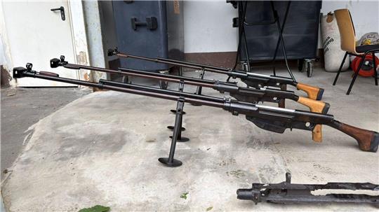 Ermittler entdecken in dem riesigen Waffenarsenal in Remscheid immer neue Verstecke. (Archivbild)