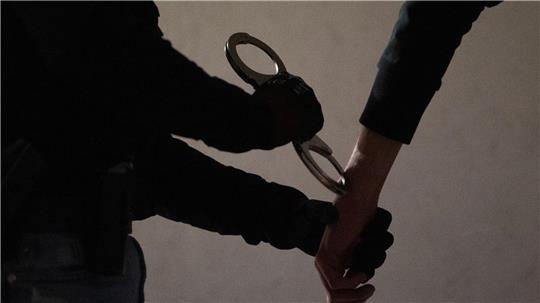 Ermittler nahmen einen Verdächtigen nach einem Messerangriff fest. (Symbolbild)