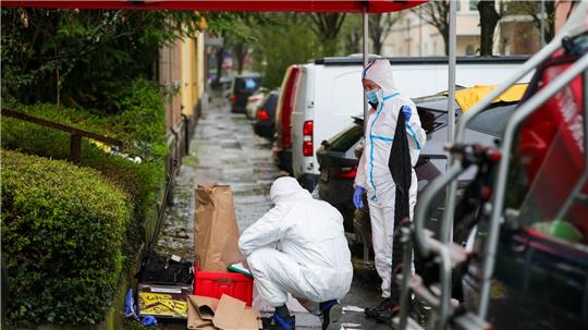 Ermittler sammeln Spuren am Tatort in Witten.