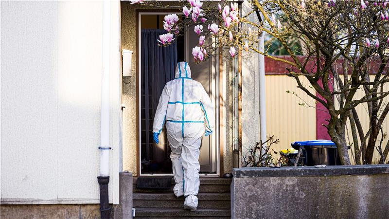 Ermittler sicherten an dem Einfamilienhaus in Barsinghausen Spuren.