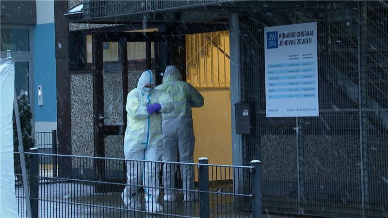 Tödliche Schüsse in Hamburg: Was wir wissen - und was nicht Ermittler stehen am Morgen vor dem Gebäude der Zeugen Jehovas in Hamburg, in dem mehrere Menschen getötet wurden.