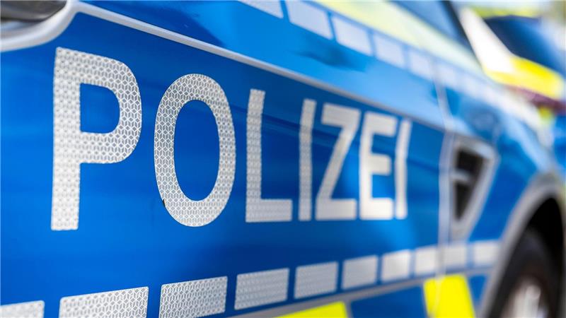 Ermittler suchen einen mutigen Radfahrer, der eine Frau vor einem bewaffneten Mann rettete. (Symbolbild)