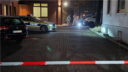 Ermittler suchen nach einem Bankeinbruch nach Spuren.