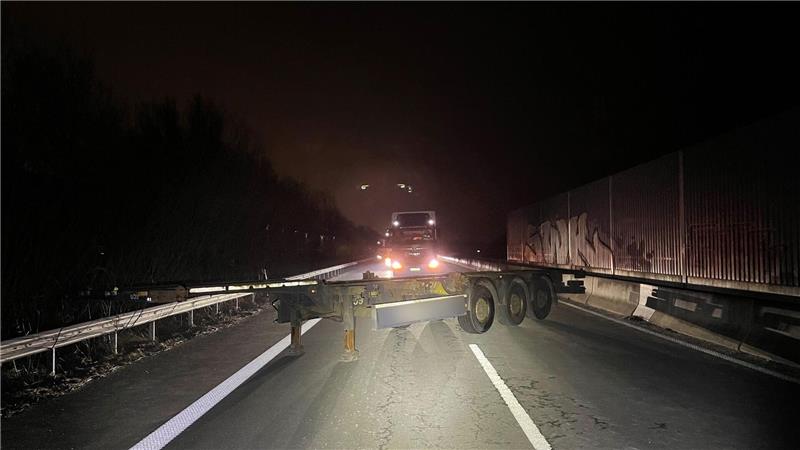 Ermittler suchen nach mutmaßlichen Tätern, die einen Sattelauflieger quer über beide Fahrstreifen gestellt haben.