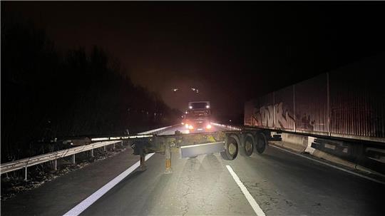 Ermittler suchen nach mutmaßlichen Tätern, die einen Sattelauflieger quer über beide Fahrstreifen gestellt haben.