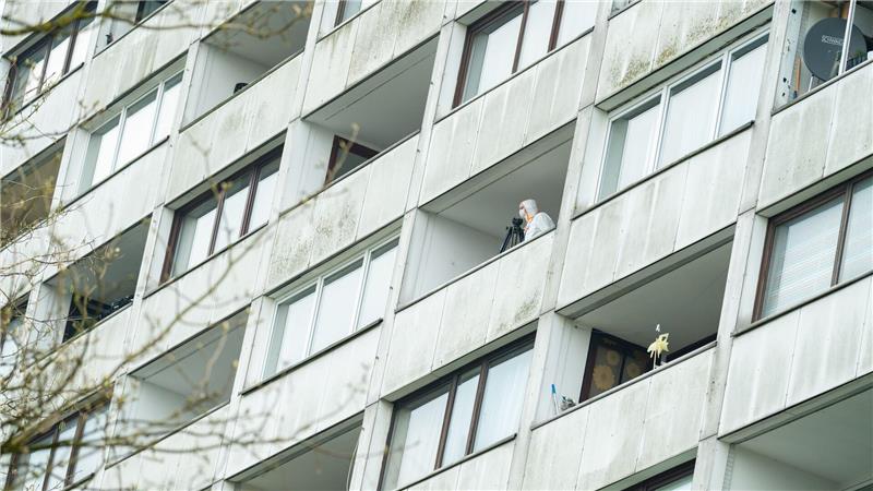 15-Jähriger vom Balkon in den Tod gestürzt - Festnahmen Ermittler untersuchen einen Balkon des Hochhauses.