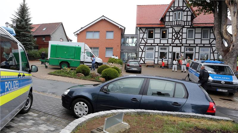 Ermittler von Polizei und Staatsanwaltschaft durchsuchen ein Senioren- und Pflegeheim in Woilfshagen.
