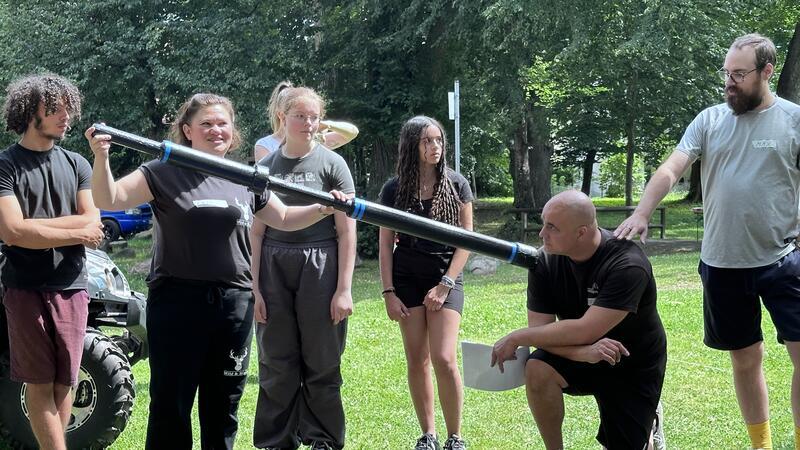 Erna Lemke von „Wild und Stark“ demonstriert an Stadtjugendpfleger Florian Hinz, wie eine Pompfe gehandhabt wird und welche Berührungen erlaubt sind und welche nicht.