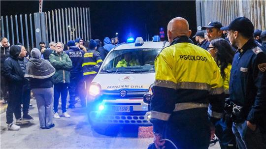 Erneut bebt die Erde in den Phlegräischen Feldern. Menschen laufen verängstigt auf die Straße.